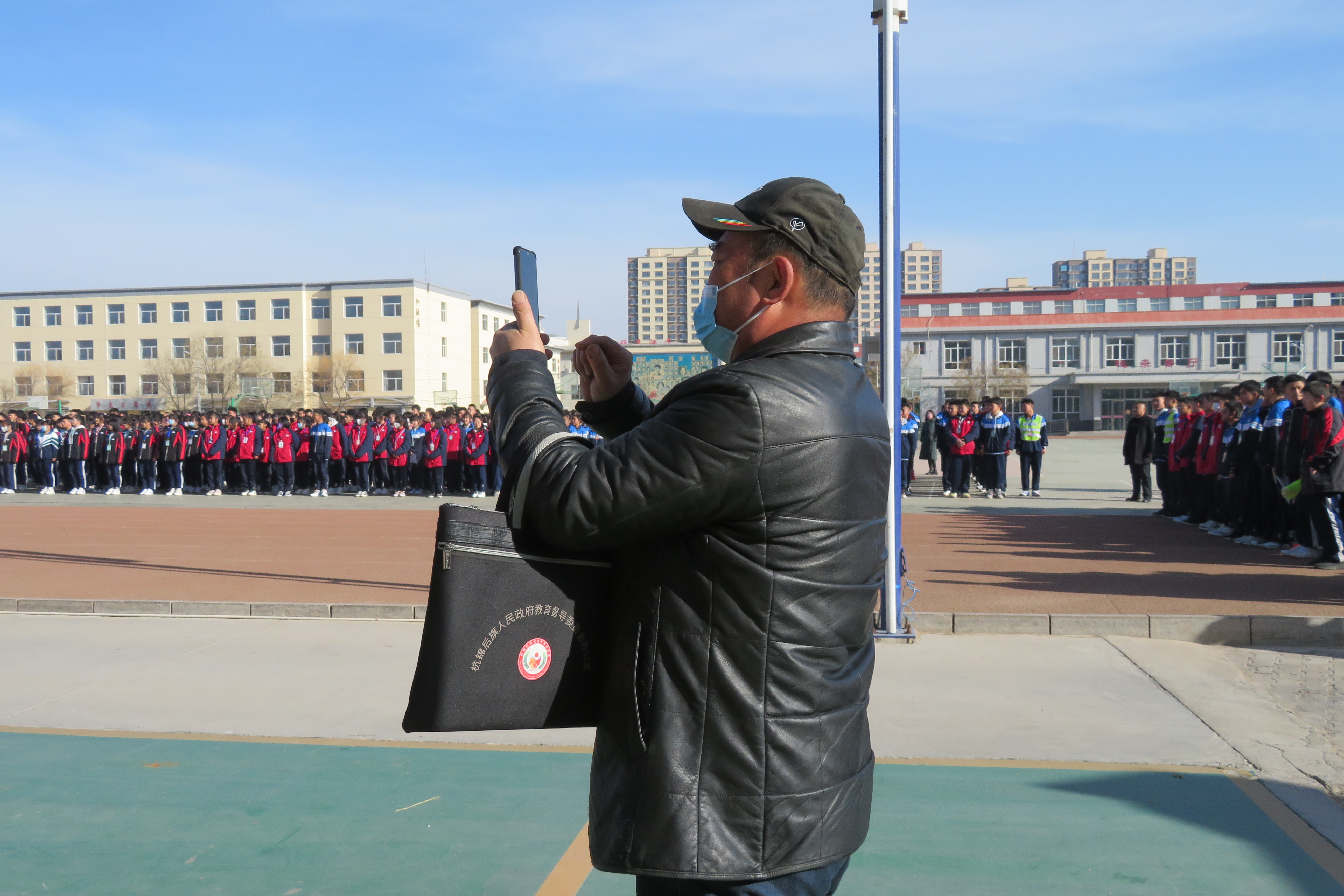 罗劲忠老师观摩我校升旗仪式.JPG