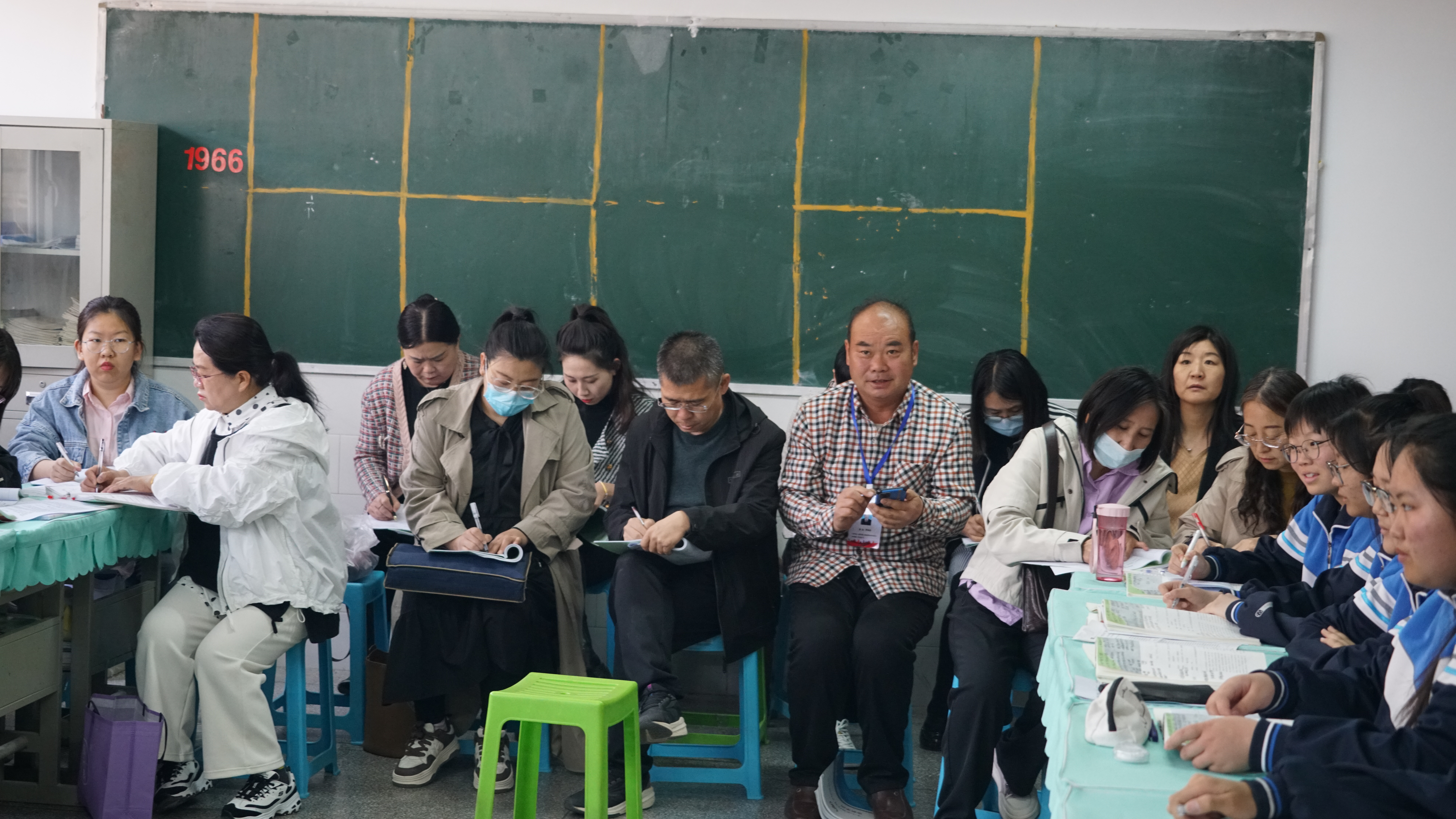 罗劲忠老师在听课.JPG