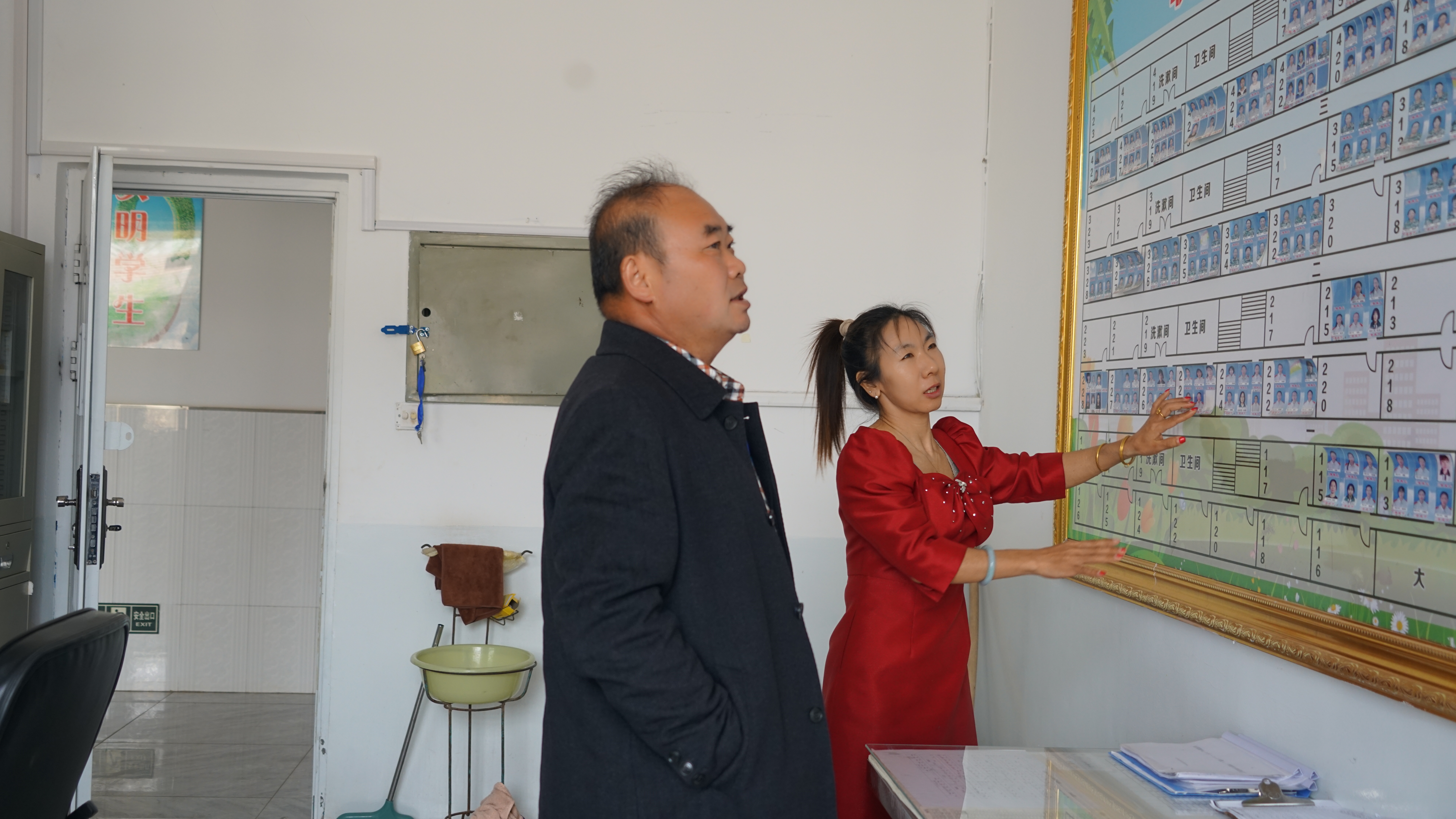 罗劲忠老师和宿管老师在交流.JPG