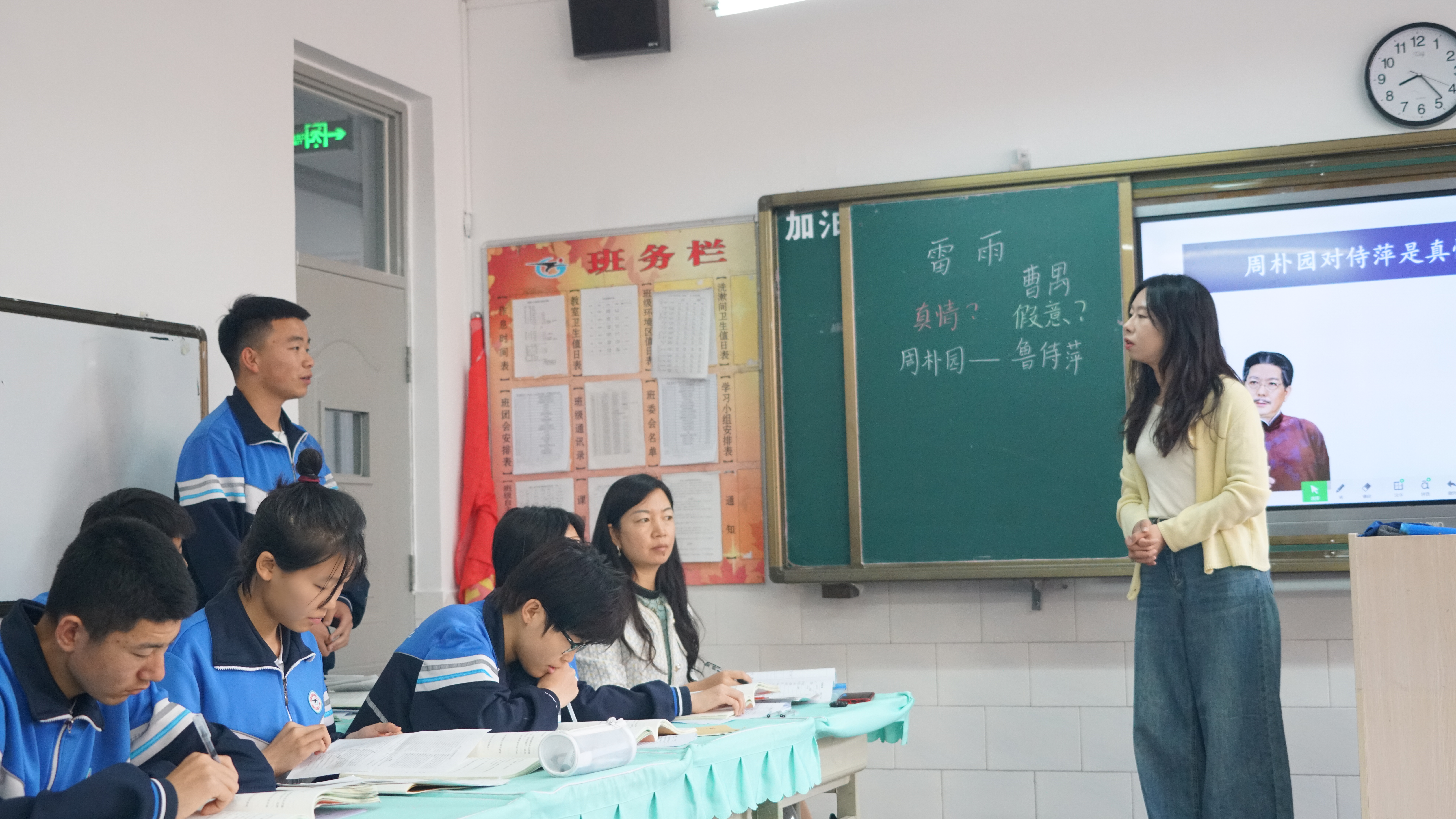 李君颖老师在上课.JPG