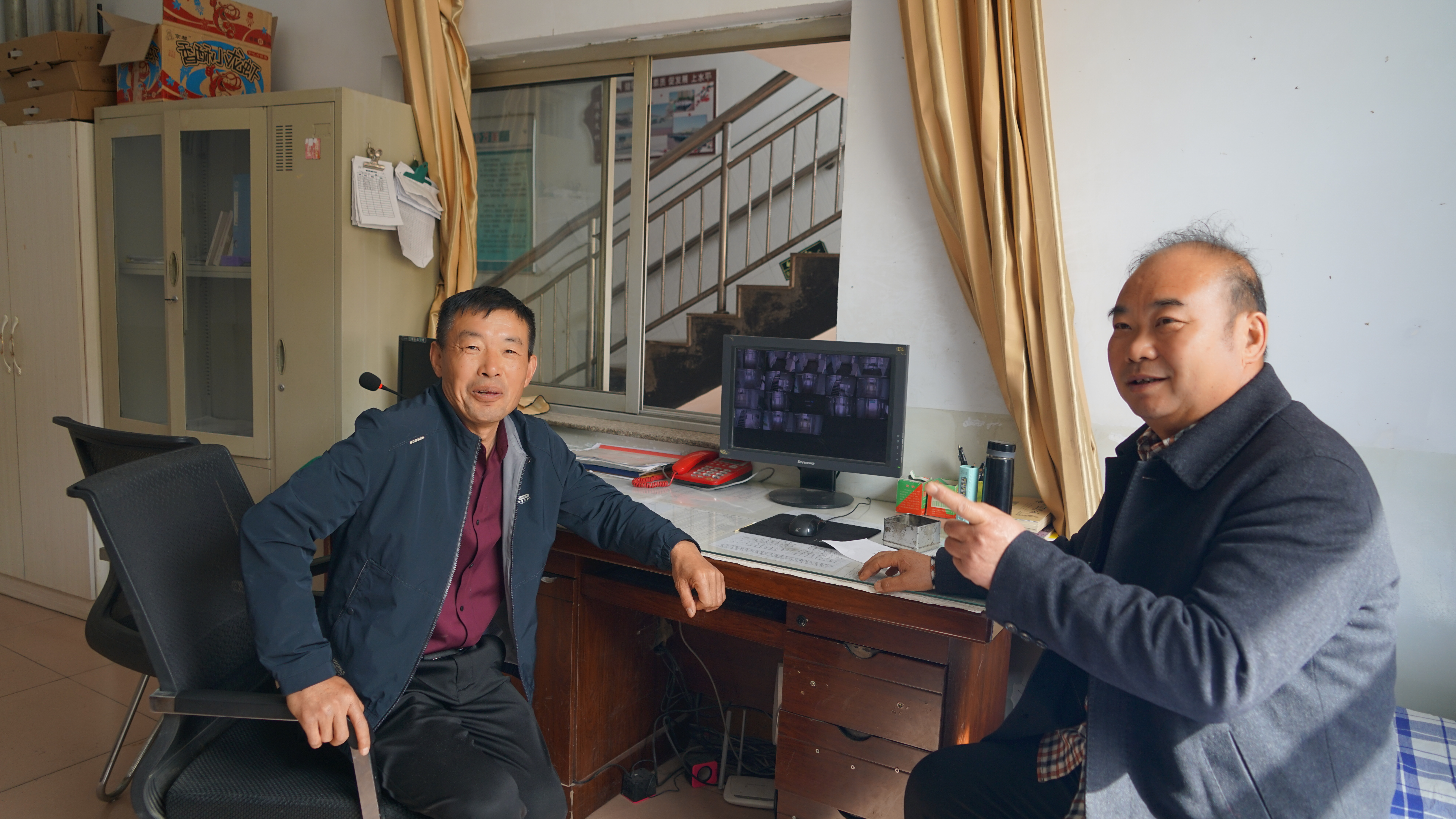 罗劲忠老师和宿管老师在交谈.JPG