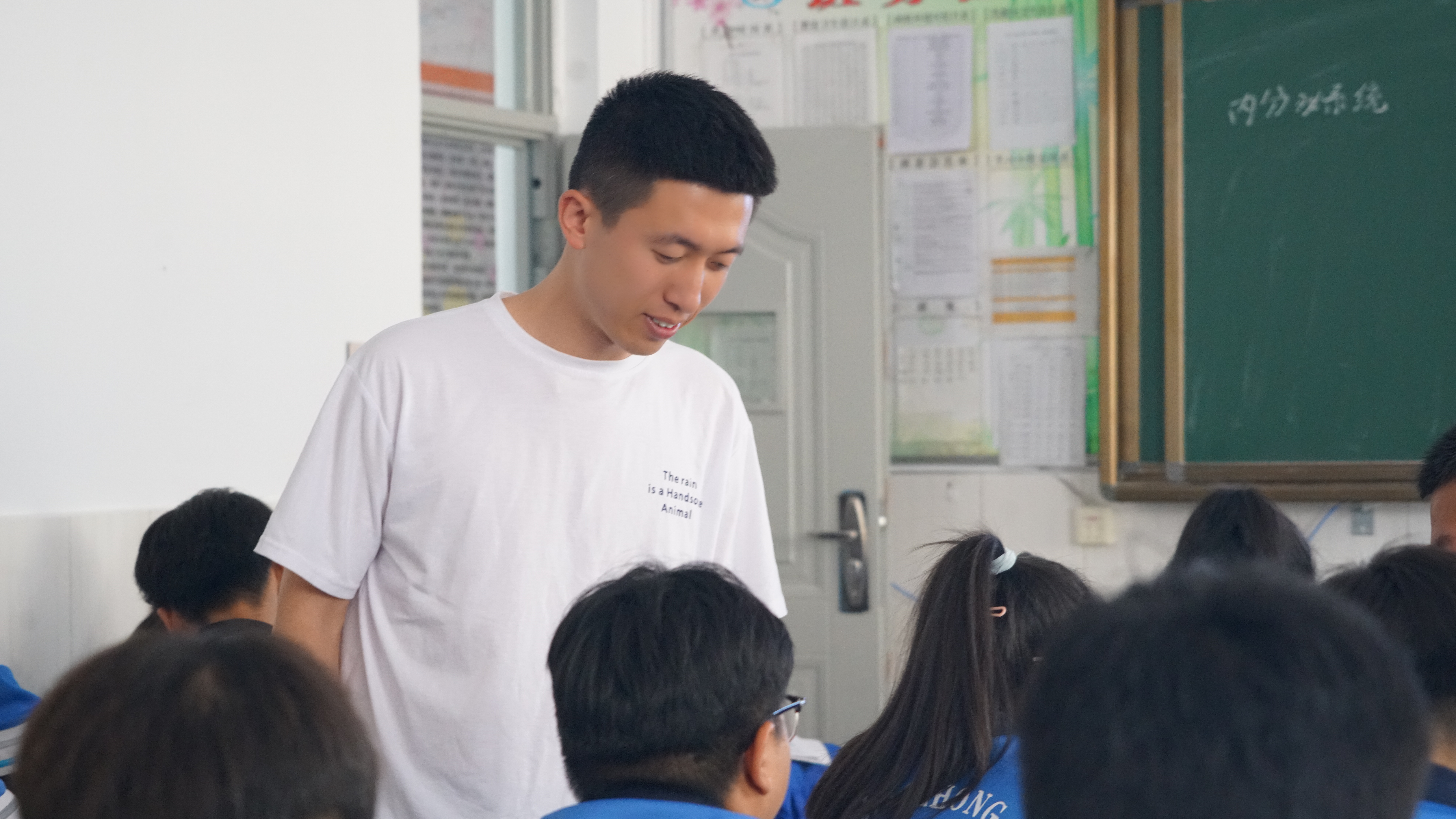 王璟老师在指导学生学习.JPG