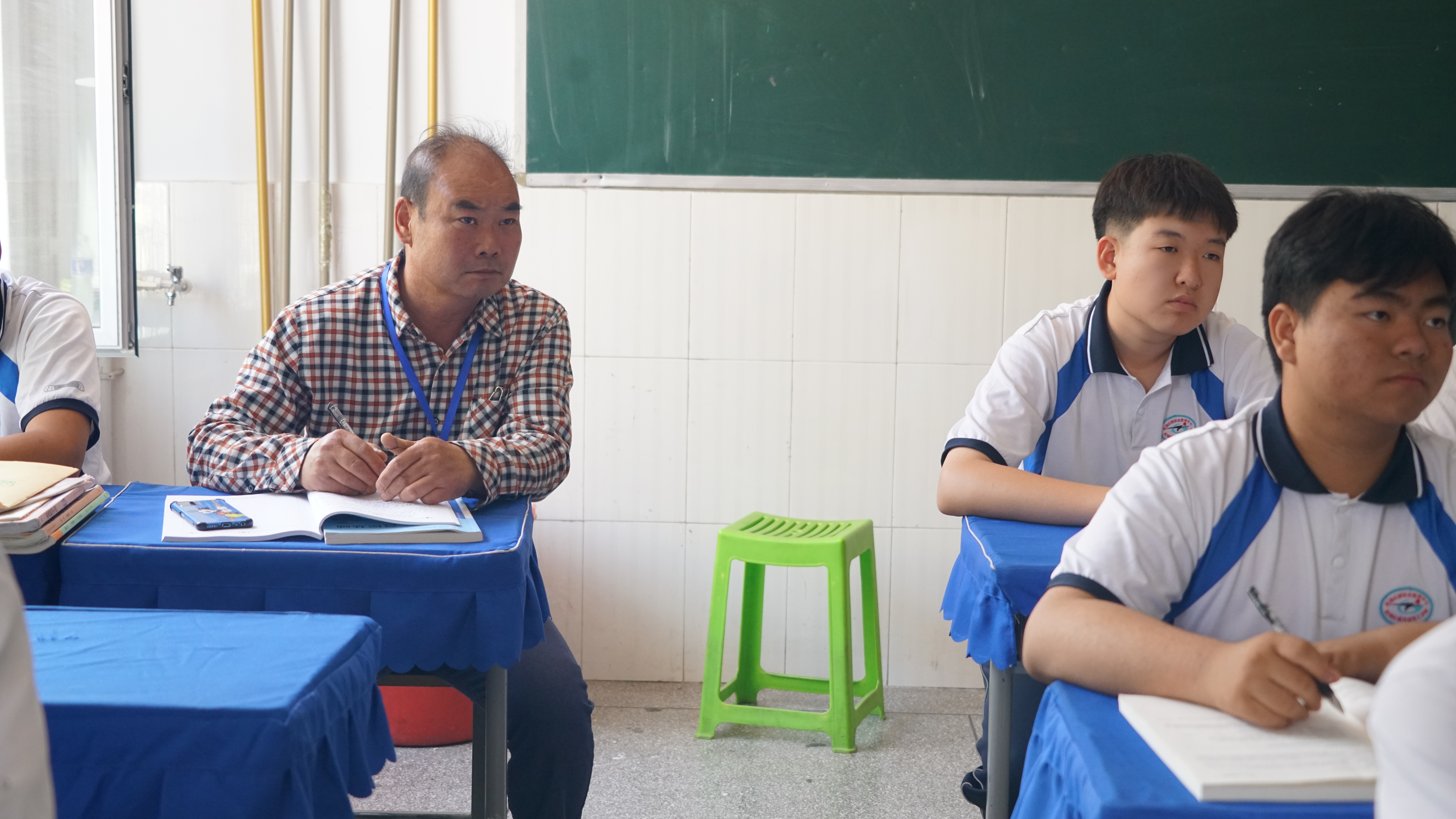 罗劲忠老师在听课.JPG