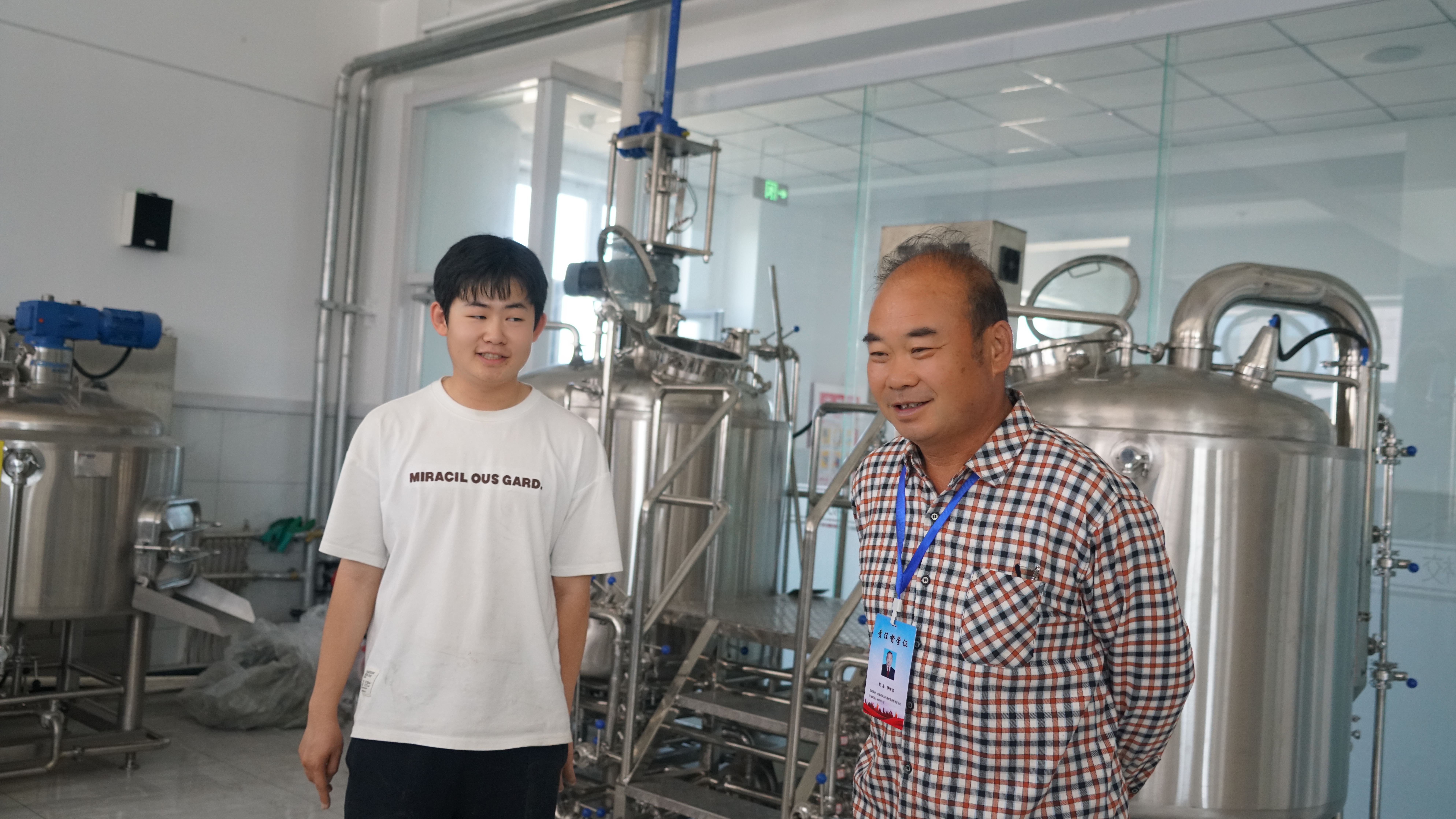 责任督学罗劲忠参观啤酒车间.JPG