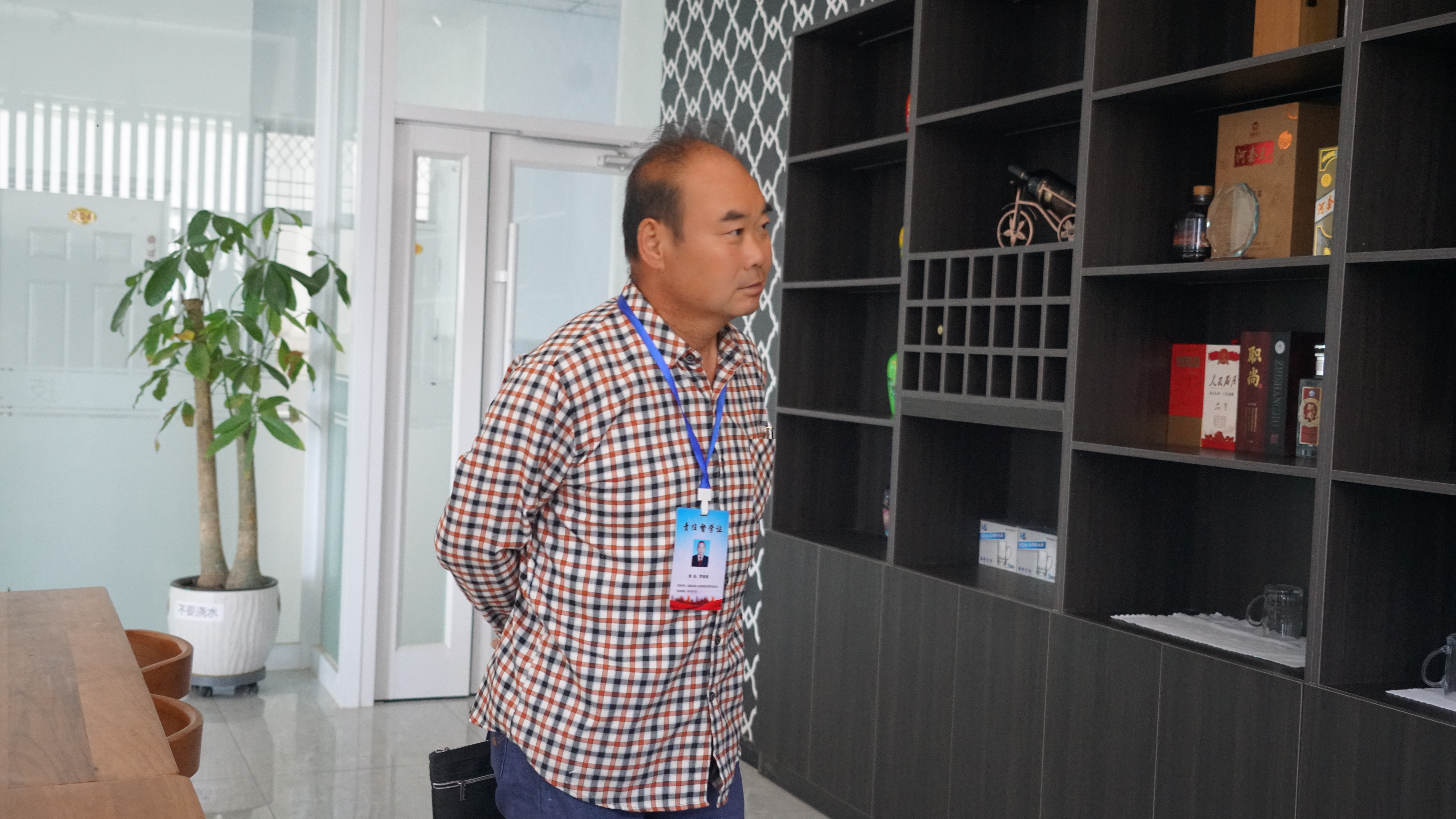 责任督学参观红酒车间.JPG
