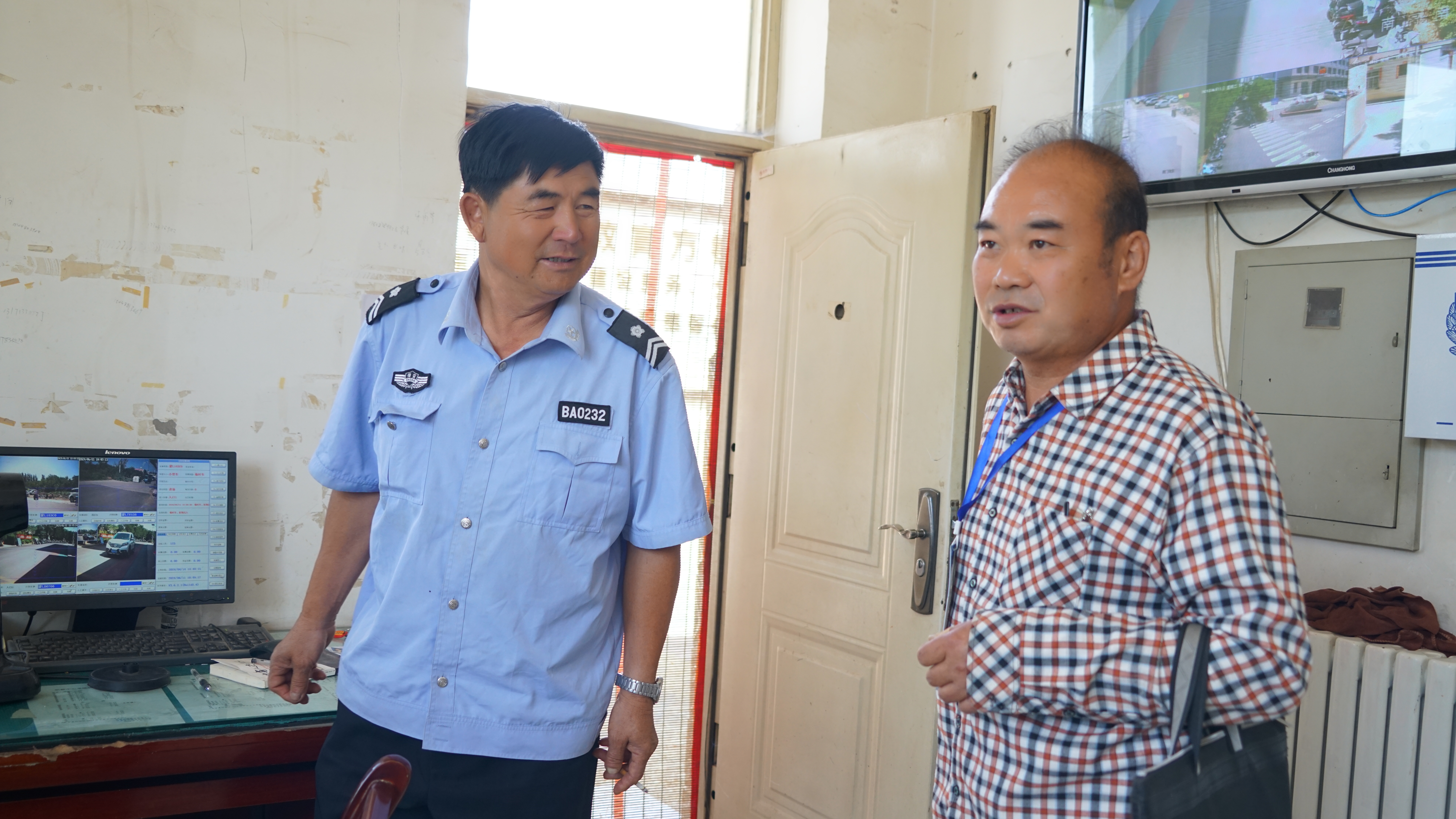 责任督学和门卫老师在交流.JPG