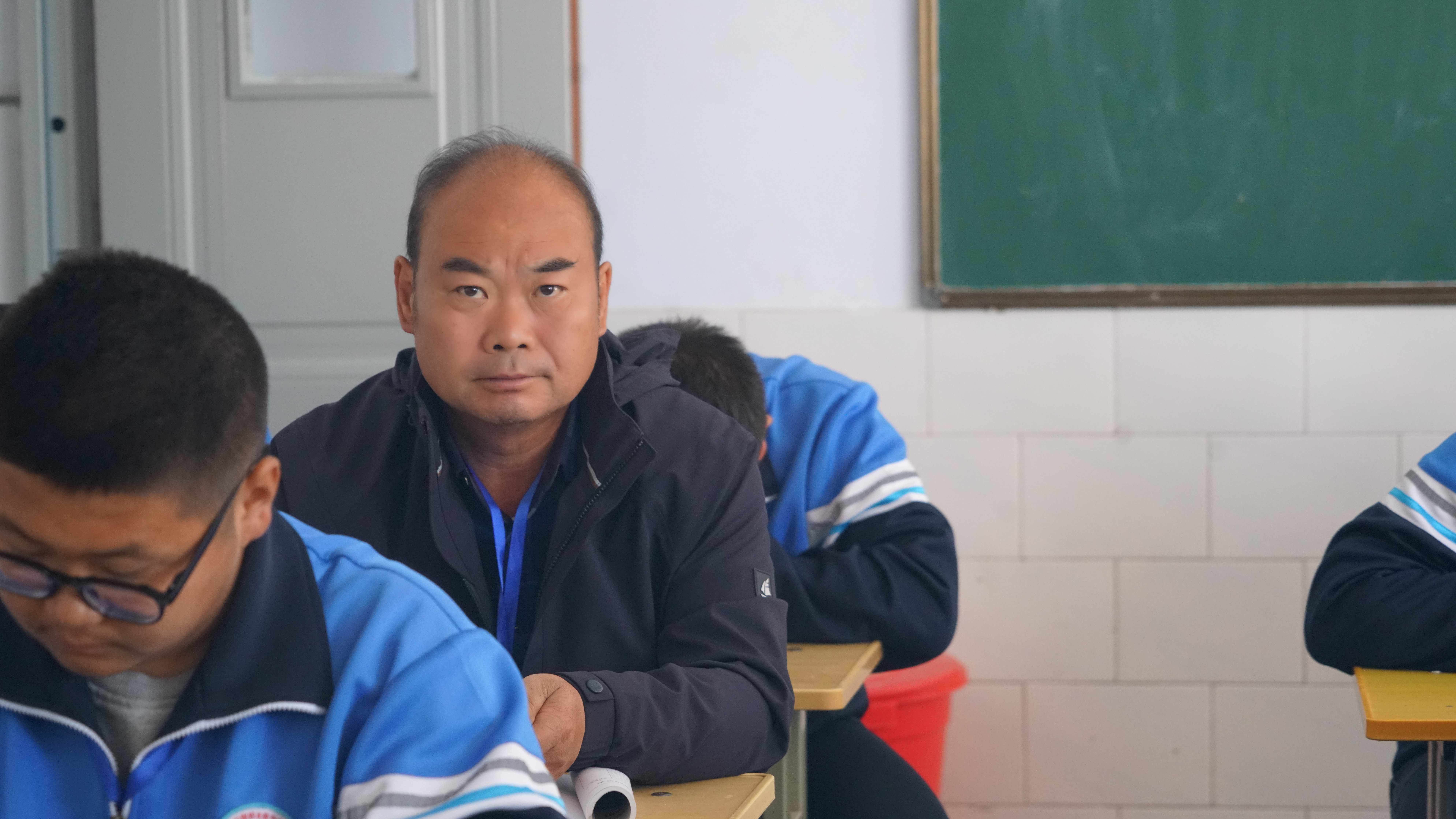 罗劲忠督学在听课.JPG