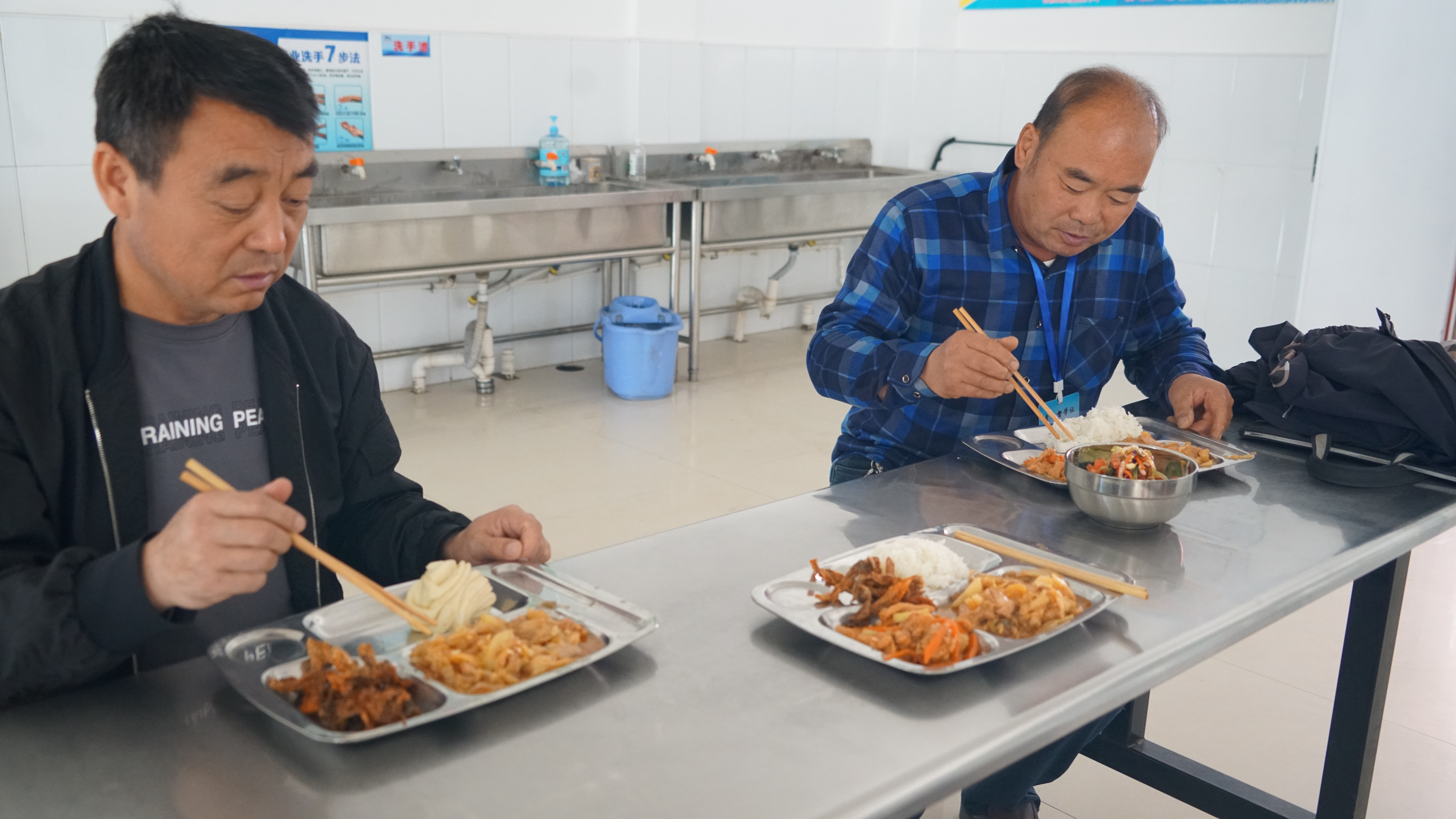 罗劲忠督学在用餐.JPG