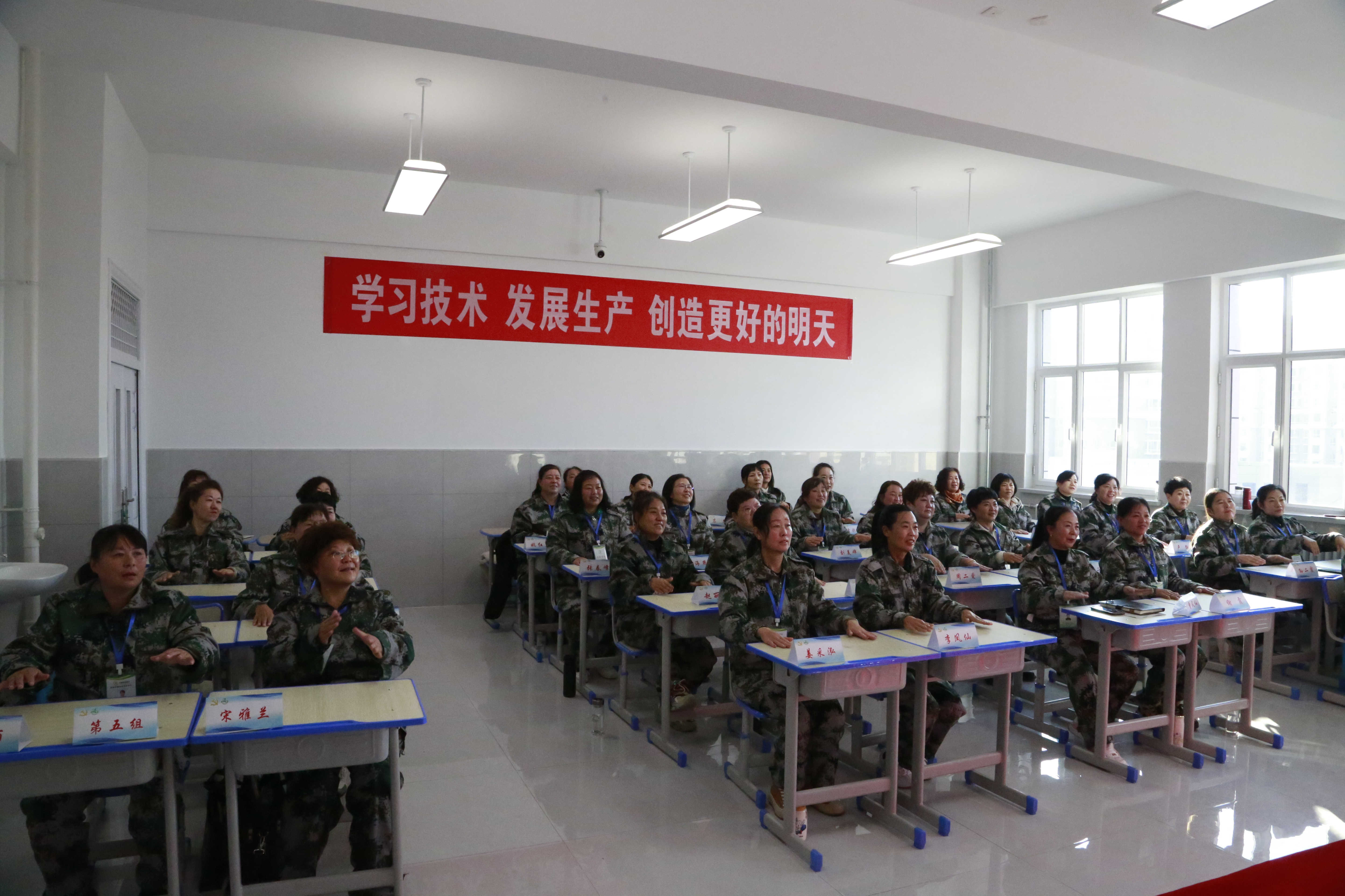 高素质女农民们上课非常认真.JPG